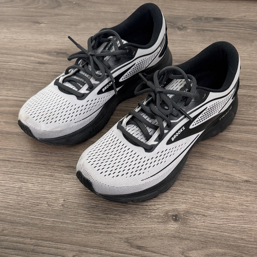 Brooks Men's Black and Gray Trace Running Shoes